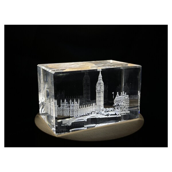 SUPERB HOUSES OF PARLIAMENT  GLASS PAPERWEIGHT IN GIFT BOX HAND PAINTED IN UK 